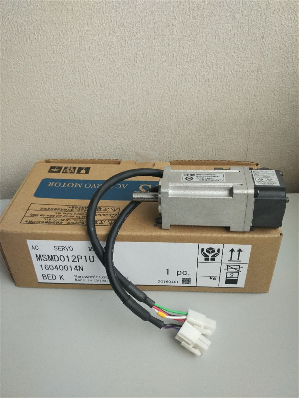 Neu PANASONIC Servomotor MSMD012P1U im Karton