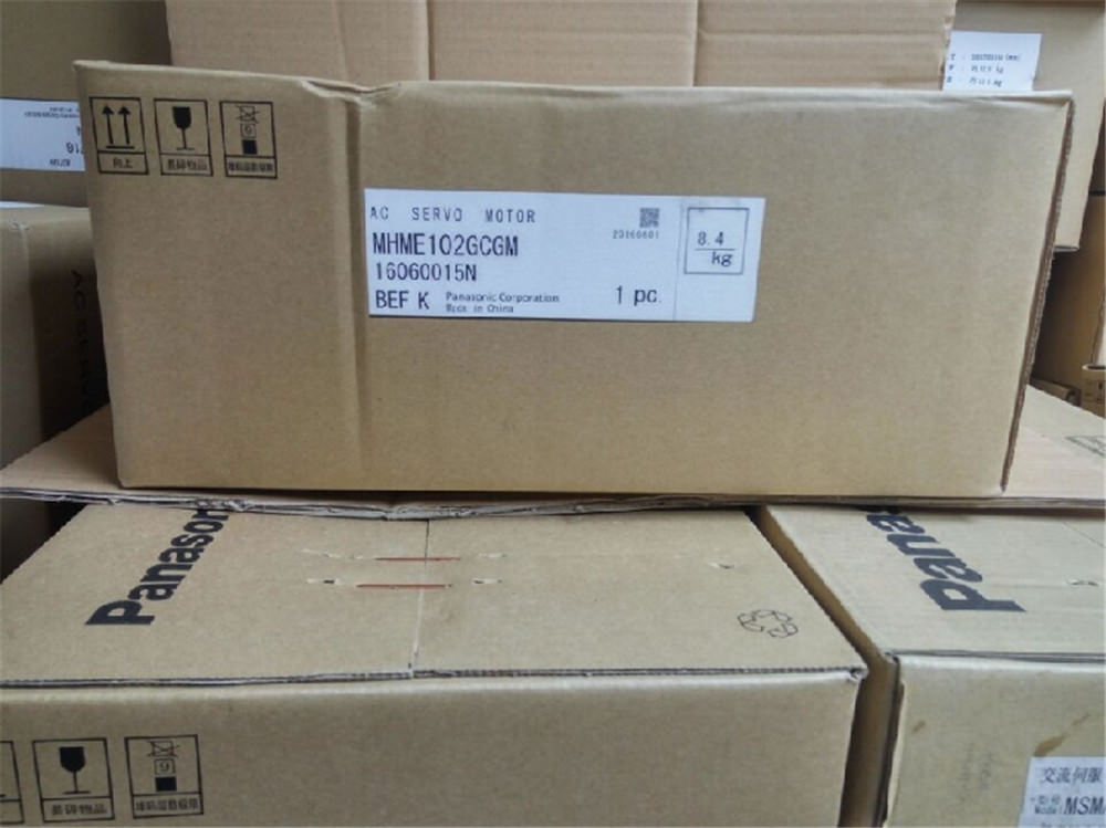NEUER PANASONIC-Servomotor MHME102GCGM im Karton