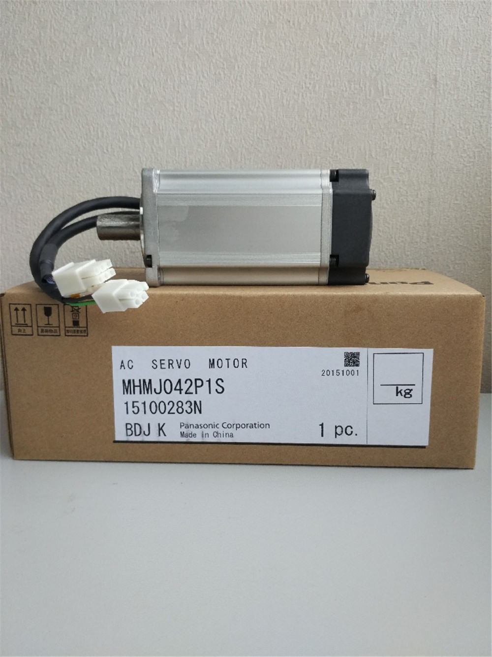 NEUER PANASONIC AC-Servomotor MHMJ042P1S 400W im Karton