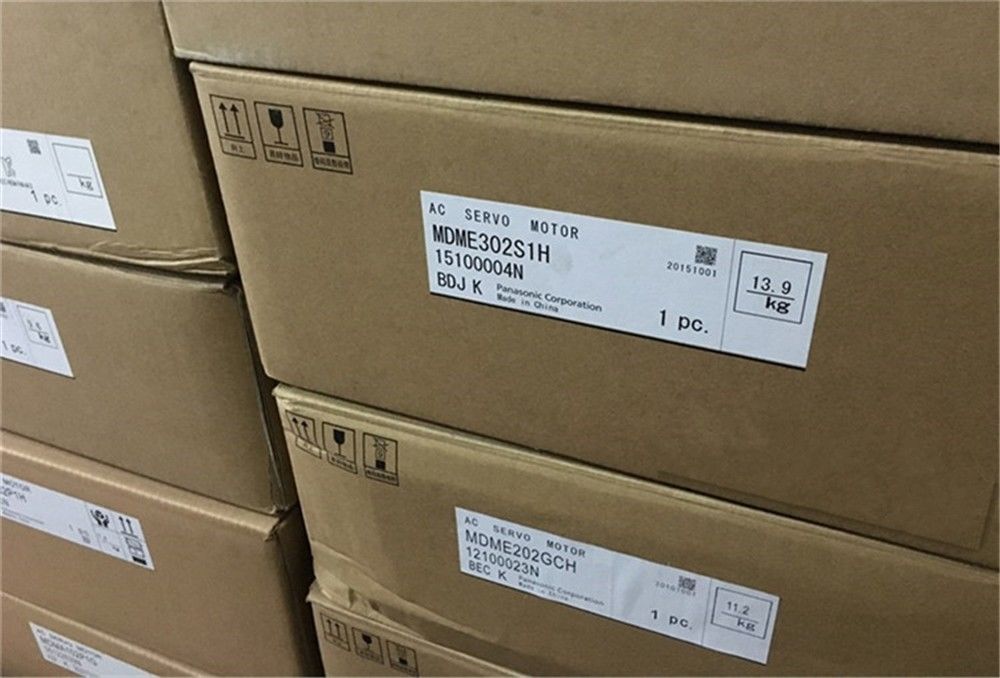 NEUER PANASONIC AC-Servomotor MDME302S1H im Karton